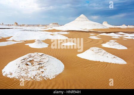 Rocas en gran desierto blanco en Egipto Foto de stock