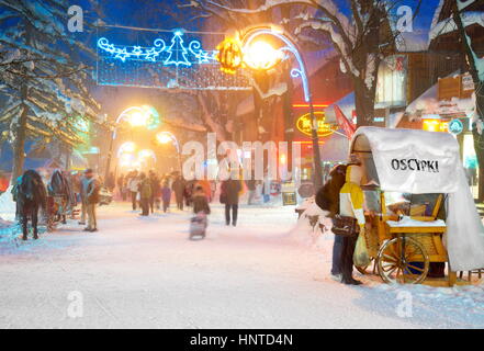 Ciudad de nieve de invierno en tiempo de Navidad en Zakopane, Polonia