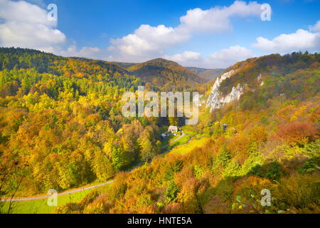 Jura paisaje otoñal, Pradnik Valley, de Polonia, de Europa Foto de stock