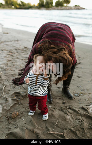 Madre en la playa Baby Boy besos en la mejilla, Toronto, Ontario, Canadá