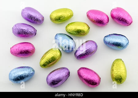 Lámina de múltiples colores cubiertos de chocolate huevos de Pascua Foto de stock