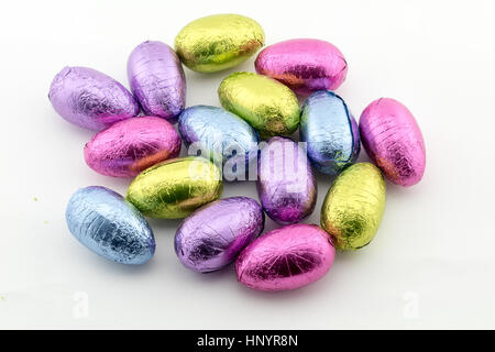 Lámina de múltiples colores cubiertos de chocolate huevos de Pascua Foto de stock