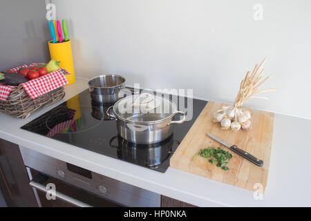 Utensilios de cocina modernos en el interior de la cocina contemporánea.  Concepto de cocina confortable Fotografía de stock - Alamy