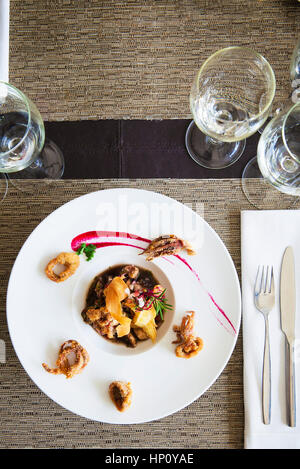 Plato de marisco aderezado con calamares fritos Foto de stock