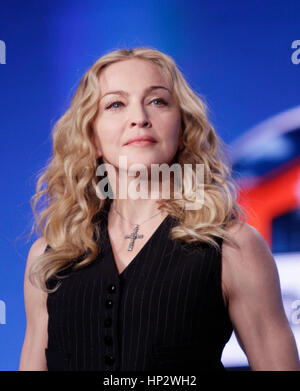 Cantante Madonna habla a la prensa durante una conferencia de prensa para el Super Bowl XLVI show de medio tiempo en Indianapolis, Indiana, el 2 de febrero de 2012. Foto por Francis Specker Foto de stock