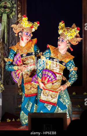 Dos bailarinas actúan en el escenario durante el tradicional espectáculo de danza balinesa legong y barong en el Palacio Real de Ubud, Bali, Indonesia. Foto de stock