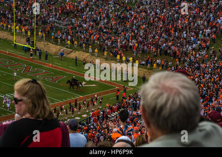 College Football, Univ. de Virginia Cavaliers vs Virginia Tech Hokies. Foto de stock