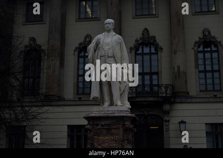Estatua de Hermann von Helmholtz en la explanada del principal edificio de la Universidad de Humboldt en Unter den Linden, Berlín. Foto de stock
