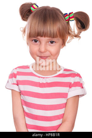 Retrato de una niña de 5 años aislada sobre fondo blanco