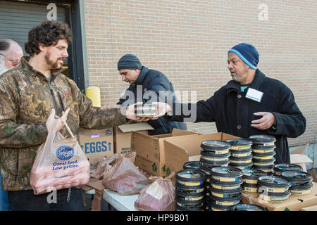 Flint, Michigan - El musulmán Food Pantry. Dos veces al mes, los miembros de la comunidad musulmana de Flint distribuir alimentos gratuitos a quien lo necesite. Foto de stock