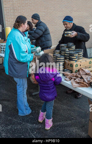 Flint, Michigan - El musulmán Food Pantry. Dos veces al mes, los miembros de la comunidad musulmana de Flint distribuir alimentos gratuitos a quien lo necesite. Foto de stock