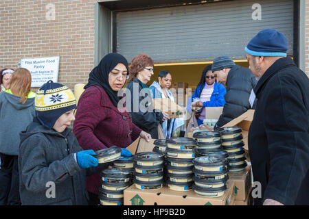 Flint, Michigan - Voluntarios preparan la comida para su distribución en la despensa de comida musulmana. Dos veces al mes, los miembros de la comunidad musulmana de Flint distribuir fr Foto de stock