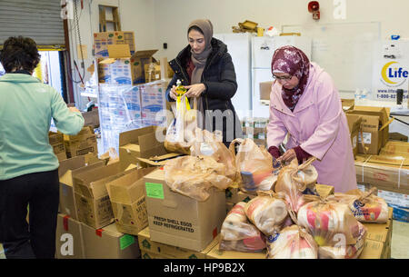Flint, Michigan - Voluntarios preparan la comida para su distribución en la despensa de comida musulmana. Dos veces al mes, los miembros de la comunidad musulmana de Flint distribuir fr Foto de stock