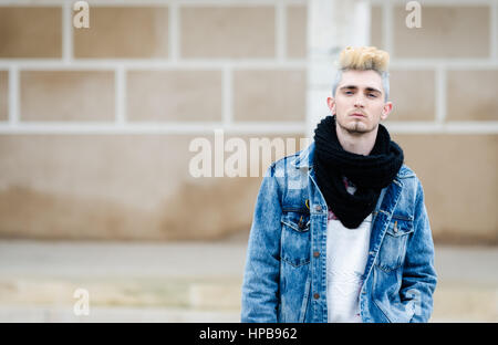 Hombre vestido con ropa Bohemian Chic posando en la calle Fotografía de  stock - Alamy