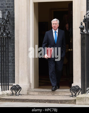 Londres, Reino Unido. 21 Feb, 2017. Sir Michael Fallon, Secretario de Defensa, sale el número 10 de Downing Street Crédito: Ian Davidson/Alamy Live News
