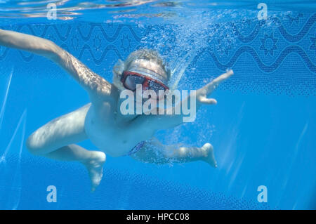 Maedchen mit Taucherbrille schwimmt Unterwasser - chica con buceo googles nadando bajo el agua.