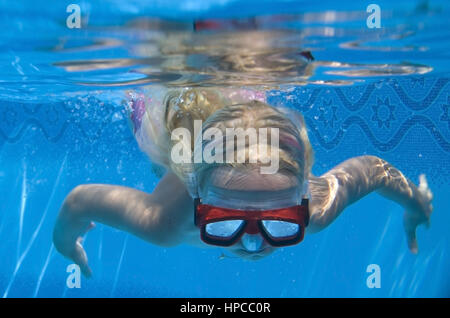 Maedchen mit Taucherbrille schwimmt Unterwasser - chica con buceo googles nadando bajo el agua.