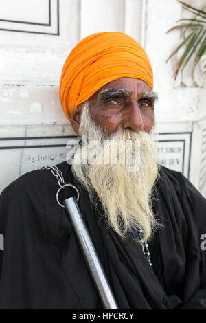 Amritsar, India - Marzo 29, 2016: Retrato del hombre en el turbante sij indio con espesa barba en el Templo de Oro en Amritsar