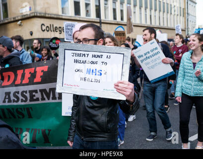 Los manifestantes llevaban pancartas y signos son representadas como tomar parte en una protesta en Bristol en apoyo a una huelga de trabajadores médicos y el NHS Foto de stock