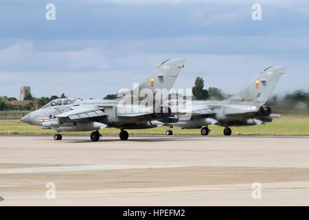 Un par de Tornado GR4s de 41 Sqn, unidad de ensayos de la RAF, a punto de partir de la RAF Coningsby en la pista 25. Foto de stock