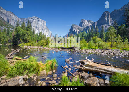 Vista clásica del pintoresco valle de Yosemite con Capitan de carril elevado famoso escalada cumbre y idílico río Merced en un día soleado con cielo azul y nubes en