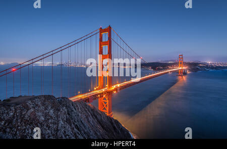 Classic vista panorámica del famoso puente Golden Gate, visto desde el punto de vista de Spencer de la batería en la penumbra durante la hora azul, San Francisco, California, EE.UU.