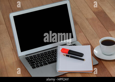 de café con laptop, organizador, creador y bolígrafo fondo de madera Fotografía de stock Alamy