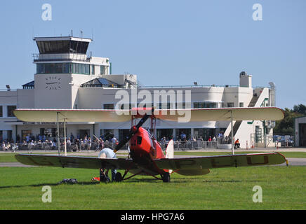 Tiger Moth Shoreham Airport (1 de 2). Foto de stock