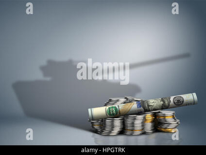 Concepto de presupuesto militar, con armas de billetes sombra Foto de stock