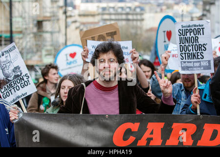 Los manifestantes llevaban pancartas y signos son representadas como tomar parte en una protesta en Bristol en apoyo a una huelga de trabajadores médicos y el NHS Foto de stock