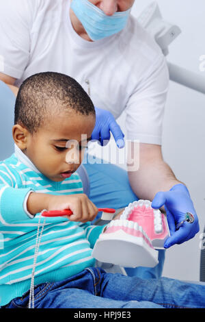 El Hombre Muestra Dentista Pediatrico Nino Africano De Piel Oscura