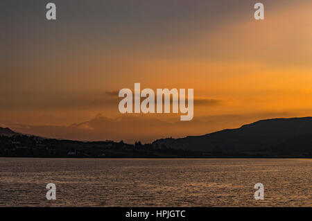Cordillera Cuillin Hills, a través del lago Portree, en la Isla de Skye, Escocia, contra un cielo espectacular atardecer sol reflexiones de muchos colores Foto de stock