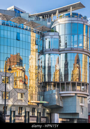 Austria, Viena, vista de la postmoderna Haas House en Stephansplatz formando un fuerte contraste con la adyacente Stephansdom