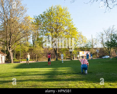 Kaiserslautern, Alemania - 18 de abril de 2015: estatuas de los jugadores de fútbol están situados en un jardín público. Simbolizan la pasión que vive esta ciudad para Foto de stock