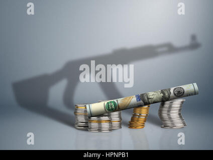 Concepto de presupuesto militar, dinero con pistola shadow Foto de stock