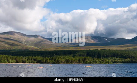 Vistas a Loch Morlich a Cairn Gorm y el norte, el norte Corries alcance de los Cairngorms meseta, cerca de Aviemore Foto de stock