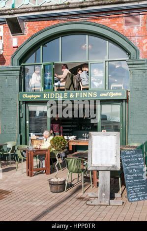 Riddle y finlandeses champán y Oyster Bar en Brighton Seafront.