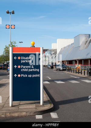 Sainsburys minusválidos, aparcamiento de padre e hijo, el punto de recogida de firmar en el aparcamiento principal Foto de stock
