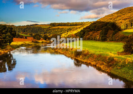 Un atardecer de otoño sobre el río Wye y el Valle de Wye en Monmouthshire, Gales. Foto de stock