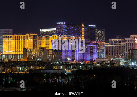 Vista nocturna de Editorial cosmopolita, el Ballys, París y otros resorts con casino en Las Vegas strip.