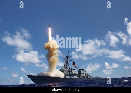 Los misiles guiados destructor USS Fitzgerald (DDG 62) Dispara un Misil Estándar-3 (SM-3) durante un ejercicio de defensa contra misiles balísticos conjunta, Océano Pacífico, 2012. Imagen cortesía de la US Navy. Foto de stock