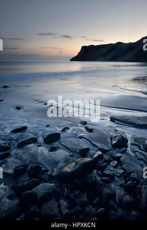 Las piedras en la arena de la playa de Talisker Bay, Isla de Skye, Escocia, Reino Unido