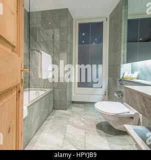Hotel minimalista moderno cuarto de baño con azulejos de mármol, paredes cubiertas de interiores Foto de stock