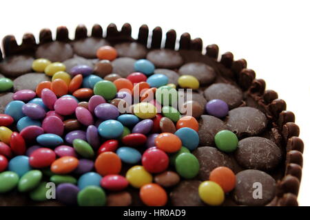 Pastel de chocolate cubierto de chocolate, chocolate dedos botones y granos  de chocolate Fotografía de stock - Alamy