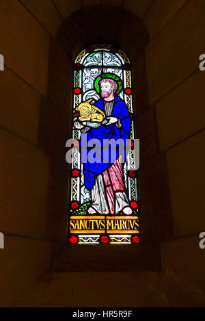 Las vidrieras que representa San Marcus (marca) el Evangelista Buckfast Abbey Devon, Inglaterra Foto de stock