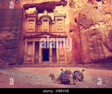 Al Khazneh - el tesoro, la antigua ciudad de Petra, Jordania Foto de stock