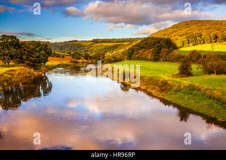 Un atardecer de otoño sobre el río Wye y el Valle de Wye en Monmouthshire, Gales. Foto de stock