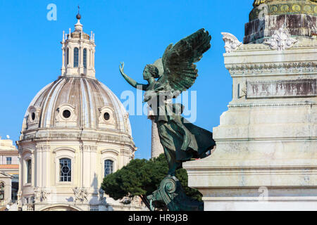 Detalle de la estatua fuera monumento a Vittorio Emanuele, a través de la Piazza San Marco, Venecia, Roma, Italia