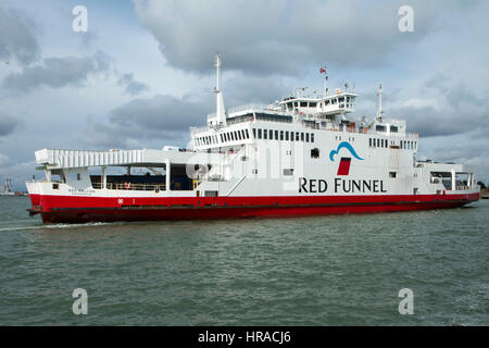 Red Funnel car Ferry, Halcón rojo, llegando a la ciudad Quay, Southampton desde Cowes, Isla de Wight Foto de stock