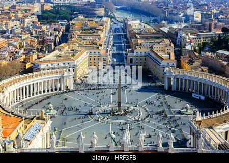 Alta Vista sobre la plaza de San Pedro, la Piazza di San Pietro, la Ciudad del Vaticano, Roma, Italia